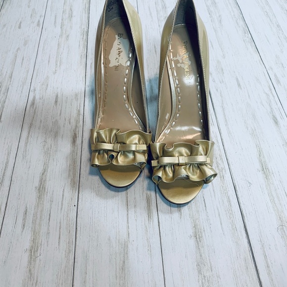 Enzo Angiolini Ruffled Peep Toe Gold Heels - Picture 5 of 15
